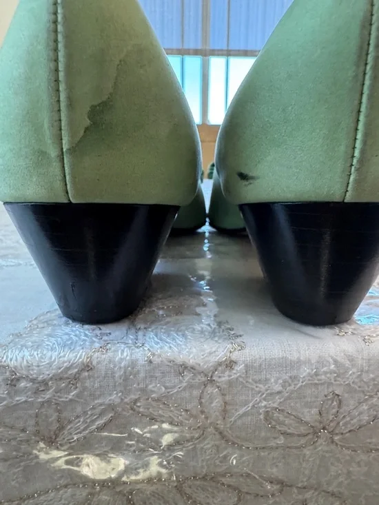 Salvatore Ferragamo Green Suede Vara Bow Pumps with Gold Accent - Picture 3 of 11